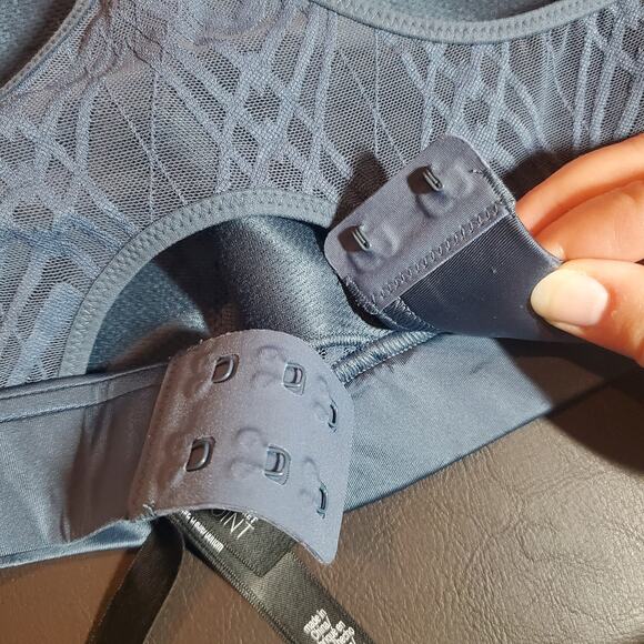 Victoria's Secret ON POINT Blue Mesh Lace High Neck Sports Bra 34B Molded Cups - Picture 12 of 15